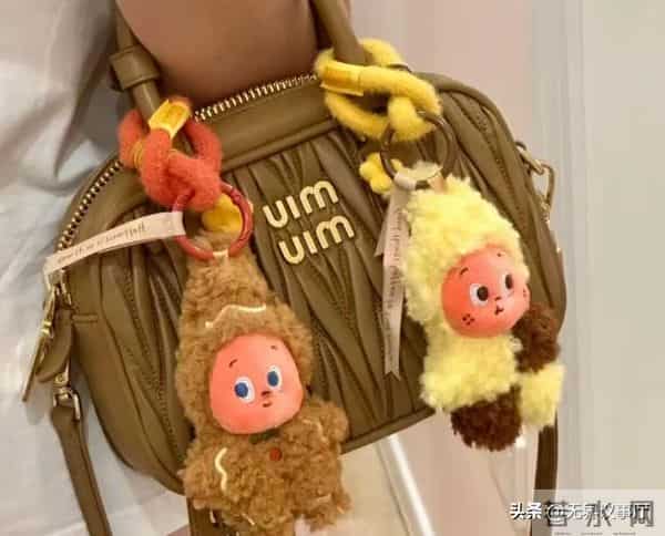 包挂狂揽千亿市场，2025最野潮流，年轻人把小物件玩出了花