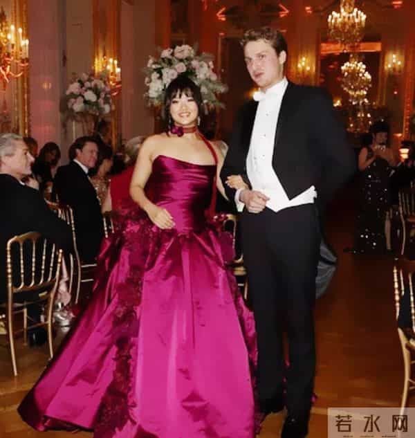 王传福女儿打入巴黎名媛圈，学霸模板长相可人，一抹红裙放光彩