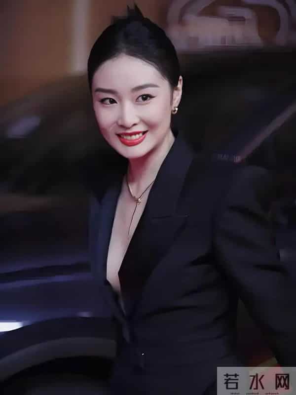 高叶真空西装炸场,这样的搭配穿上去很时尚