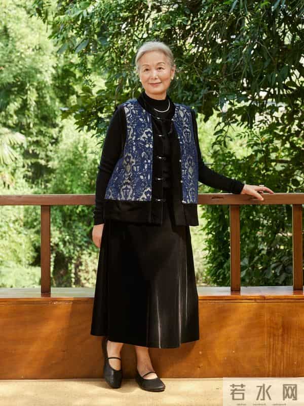 这才是60+女人的打扮，不浮夸不装嫩，以简约的装扮穿出优雅气质