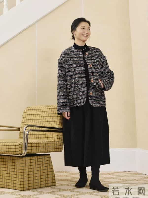 这才是60+女人的打扮，不浮夸不装嫩，以简约的装扮穿出优雅气质