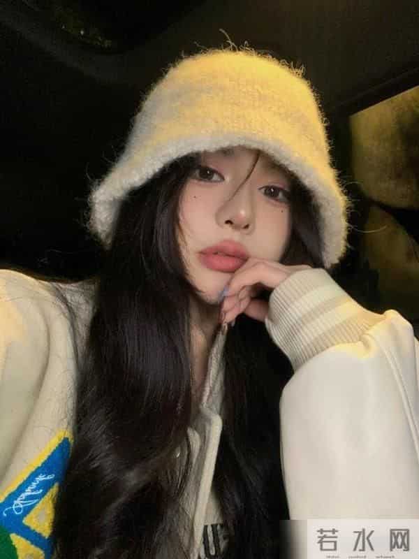 “渔夫帽”才是冬季标配，保暖还洋气显脸小，瞧潮人这样戴多美