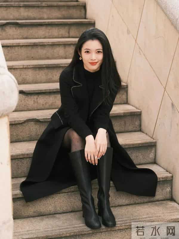 黑色大衣+毛呢短裤+波点袜+长靴，优雅又松弛的秋冬氛围感穿搭