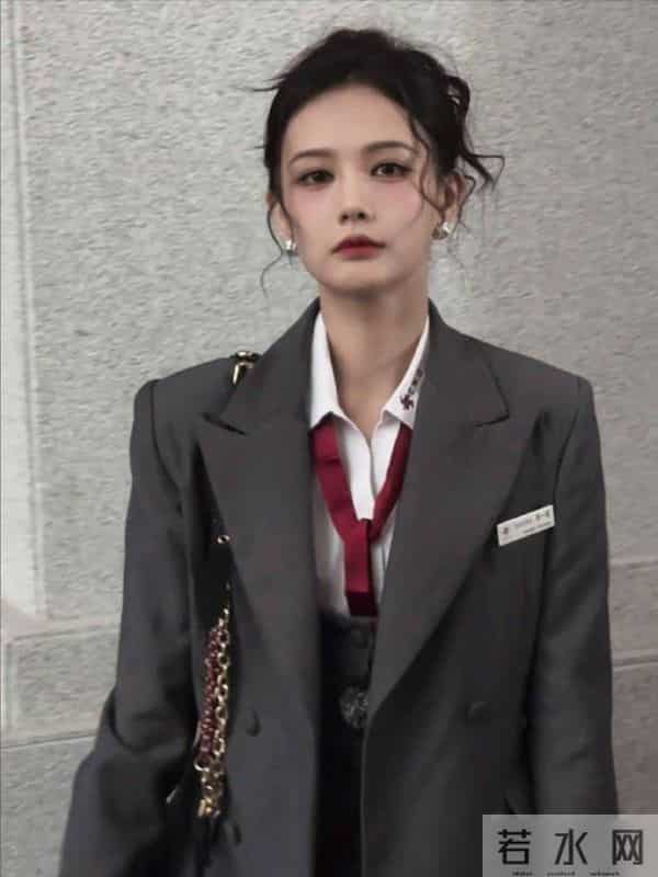 职场风格大变身！女子推理社的穿搭让你眼前一亮