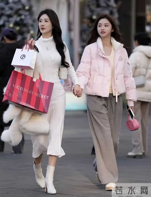 穿羽绒服，裤子该选“小脚”还是“阔腿”？看杭州、上海街拍就懂