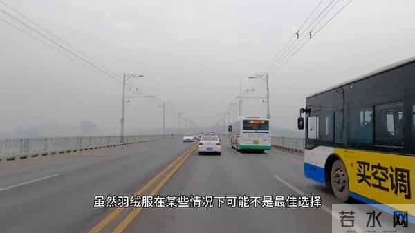 为什么降温了也不建议穿“羽绒服”，内行人说出实情，恍然大悟