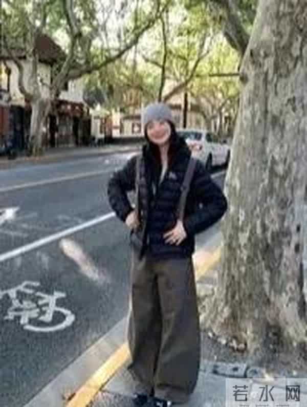 标题：“排骨羽绒服”成冬季爆款。