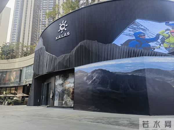 狂飙90%！从“始祖鸟平替”逆袭成中产新宠，品牌老板一年卖40亿