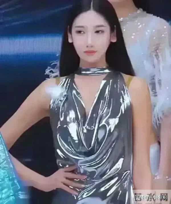 评委比模特都要漂亮，身材简直是天花板，清纯靓丽，气质优雅迷人