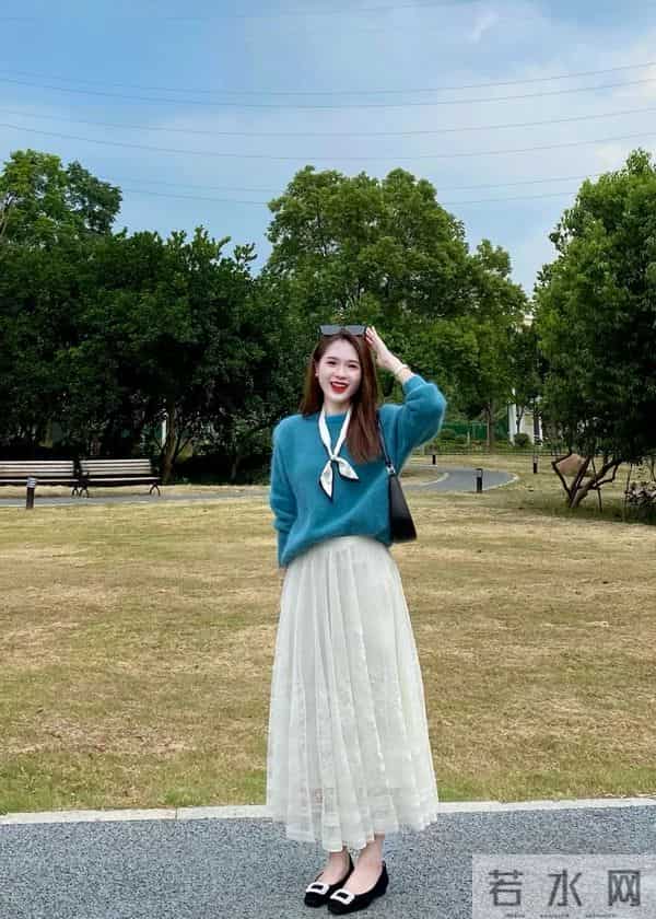 “毛衣 + 半裙”，秋冬这样穿简直太美了！