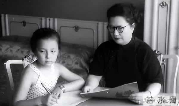 她是上海首席名媛，和戏子私奔生下6个孩子，如今个个是她骄傲