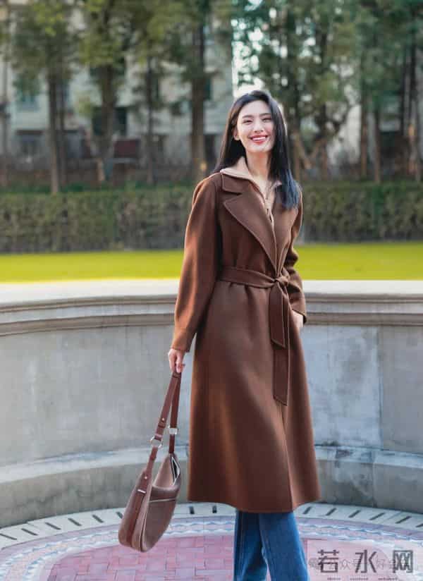 这是见过最好看的大衣搭配之一，简约大气，谁见都夸年轻