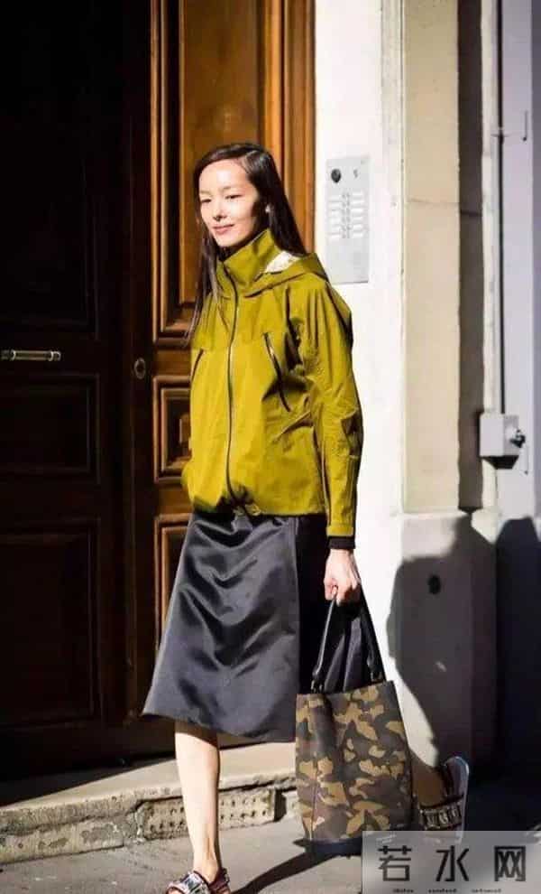 立冬后才发现：不兴羽绒服了！满大街都在穿“冲锋衣”，保暖时髦