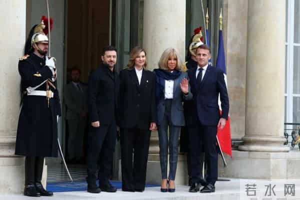 马克龙72岁爱妻久违现身，比泽连斯卡娅更飒，系LV围巾筷子腿细长
