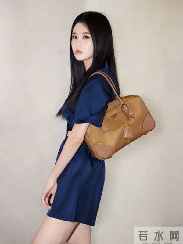 白鹿登上嘉人封面，展现出简洁、时尚、舒适的都市时尚风格