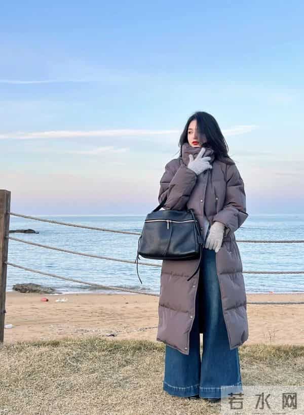 “灰色长款羽绒服+阔腿裤”，时尚又保暖，再冷都不怕！