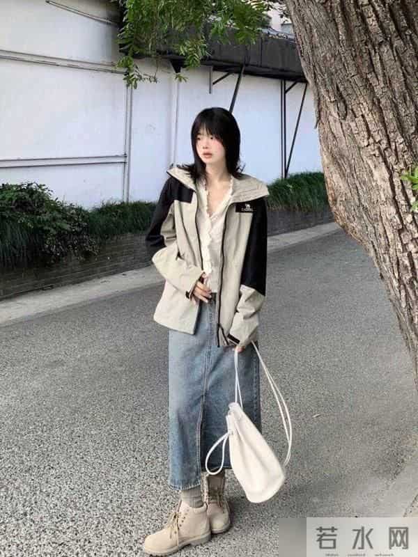 立冬后才发现：不兴羽绒服了！满大街都在穿“冲锋衣”，保暖时髦