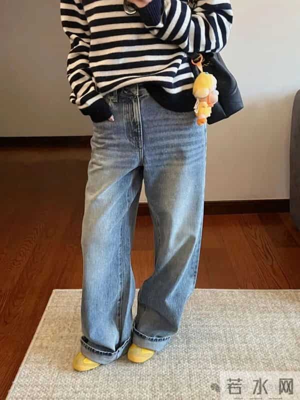被问爆的“慵懒松弛感”！条纹半拉链衫+阔腿牛仔，显高又藏肉～