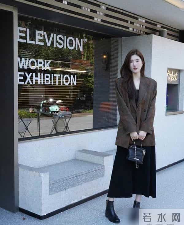 难怪今年都不穿马丁靴了，今年流行的“冬靴”，时髦显高、显腿长