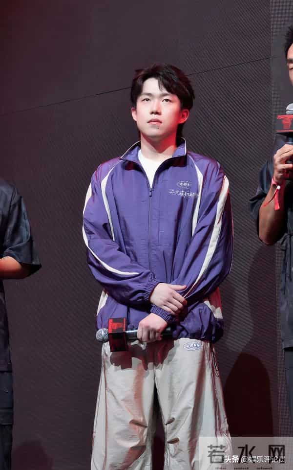 王楚钦 复古运动风炸街！率性穿搭演绎夏日潮流天花板！