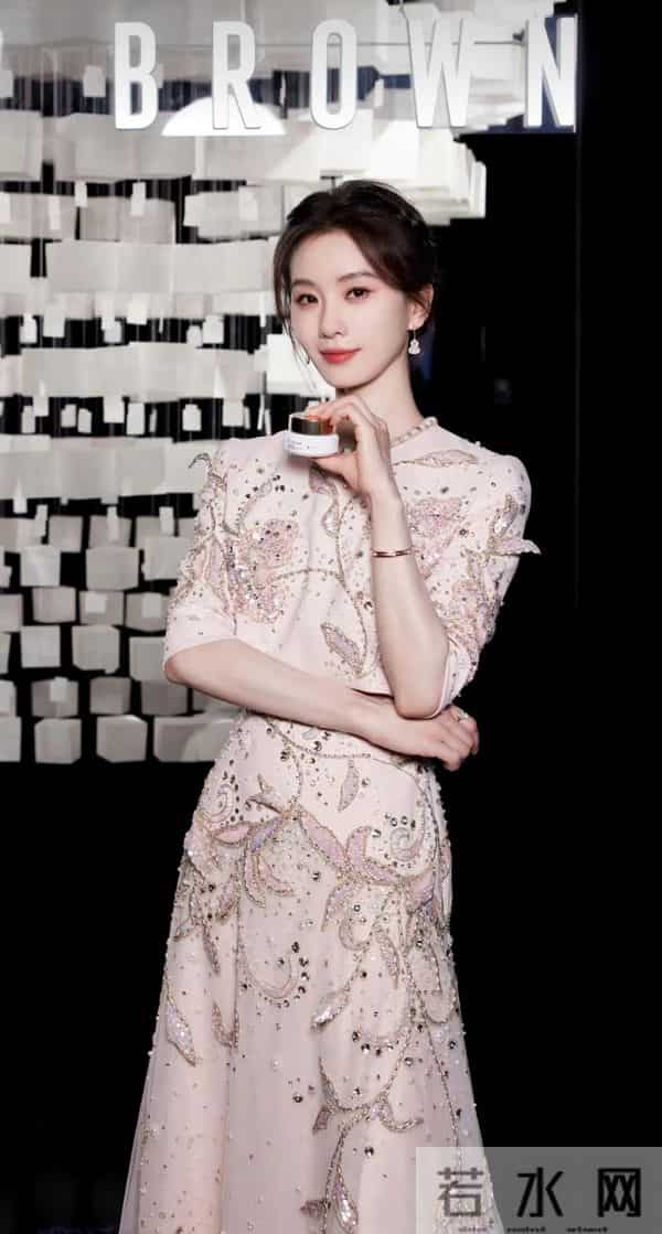 刘诗诗，这种妆感如“白瓷美人”，白里透粉发光的皮肤！美极了！