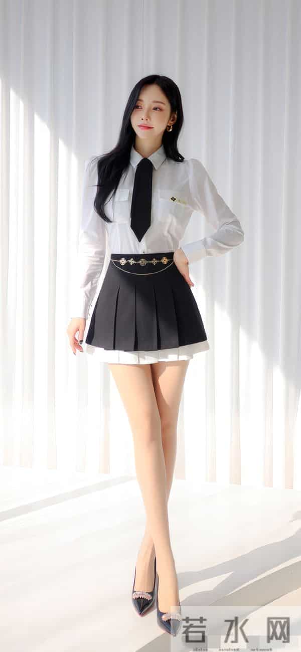 白衬衫+黑裙的“小心机”，这才是甜酷穿搭的天花板！