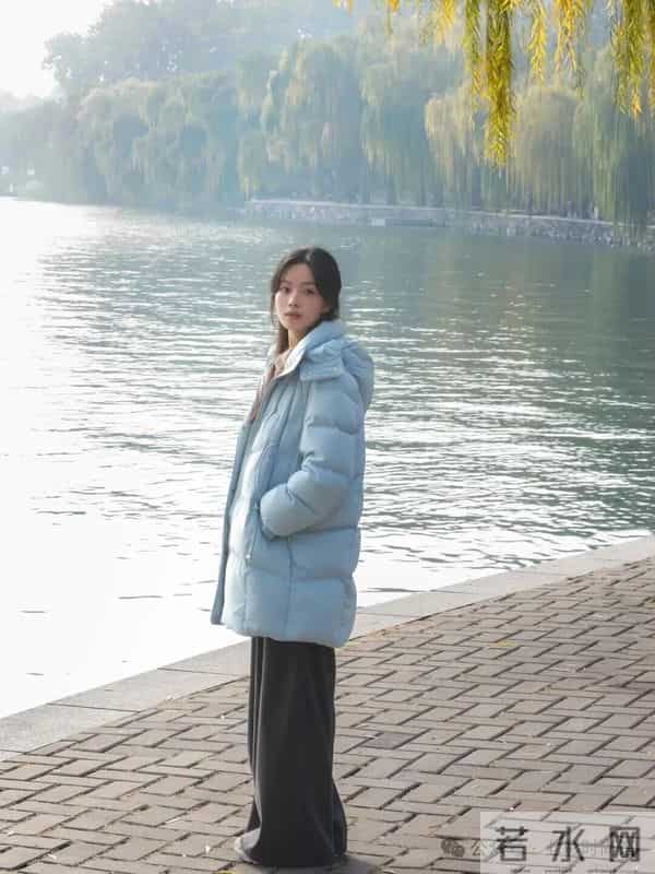 湖蓝羽绒服+阔腿裤，冬日文艺叠穿