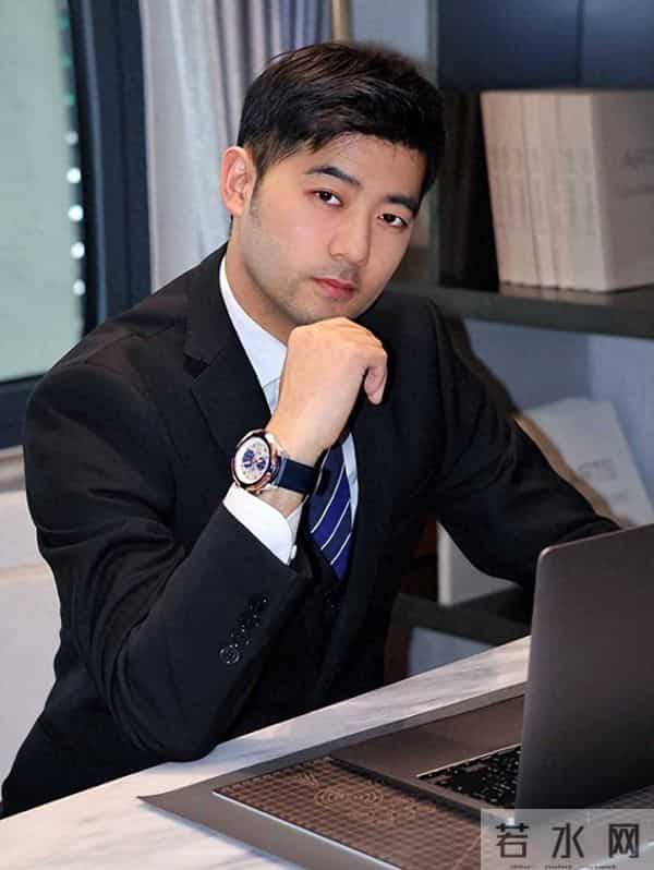 男人就算没钱，过了50岁也要少戴这“3种”首饰，看着俗气又廉价