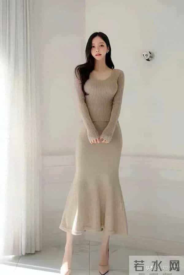 浅米色V领针织衫搭配修身鱼尾裙，简约优雅，凸显身材曲线。