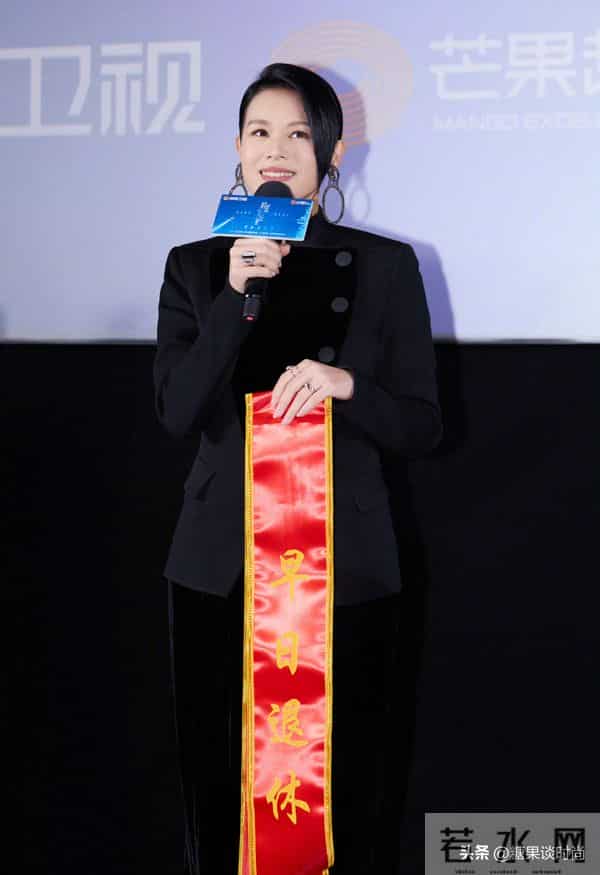 46岁的胡杏儿气色真好，身穿黑色西装，干净利落不失贵气感