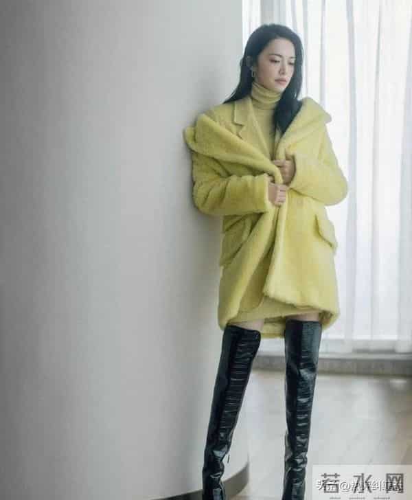 看女明星穿大衣，我悟了：不露脚踝、不配打底裤，会更优雅高级