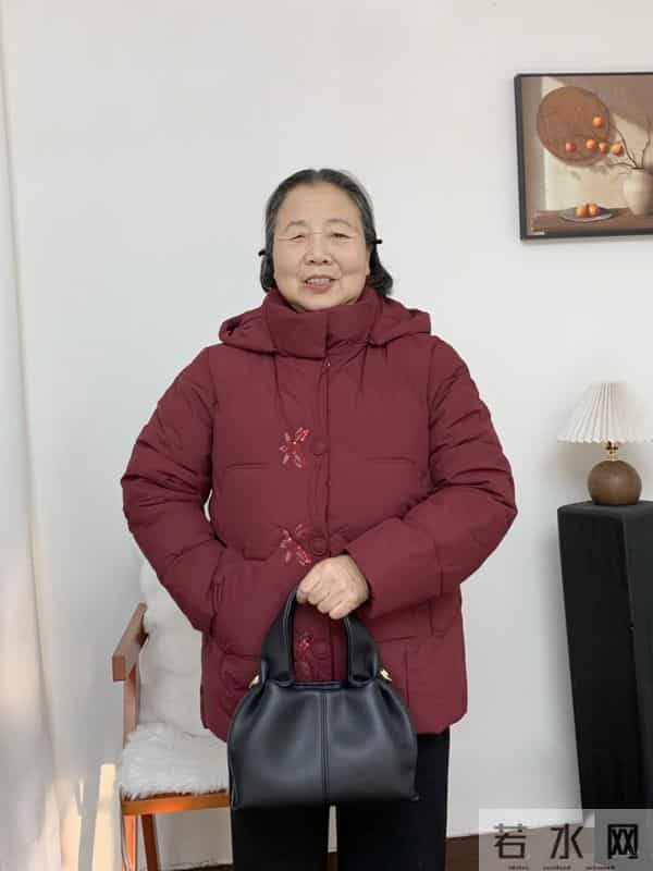 一口气给80岁奶奶买了四件棉服，奶奶让退掉三件，看看留哪件合适