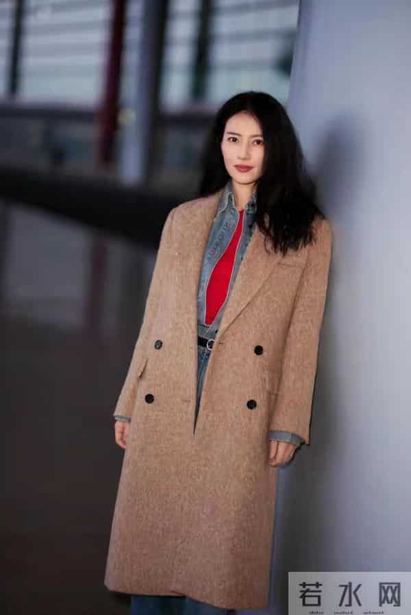 今冬流行的大衣，长款更时髦，搭配直筒裤、半身裙，干练又优雅