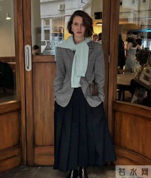 今年冬天“半裙”也太火了，温柔显气质还百搭！