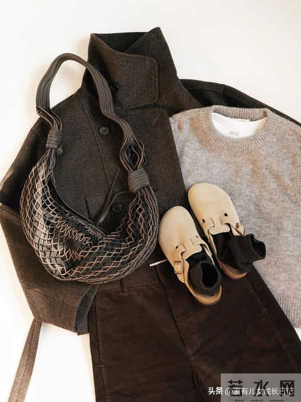 秋冬“一周通勤穿搭公式”｜灰格纹西装+深棕裤，照搬有高级感