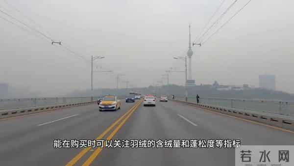 为什么降温了也不建议穿“羽绒服”，内行人说出实情，恍然大悟