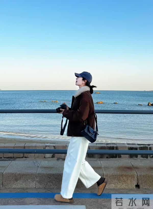 “棕调羊羔毛外套+米白阔腿裤”，秋冬这么搭，松弛又出片~