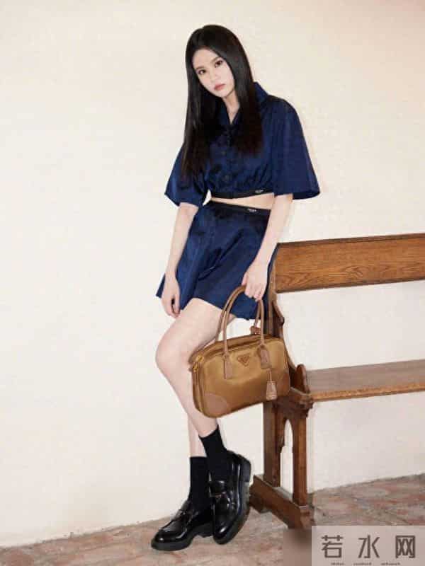 白鹿登上嘉人封面，展现出简洁、时尚、舒适的都市时尚风格