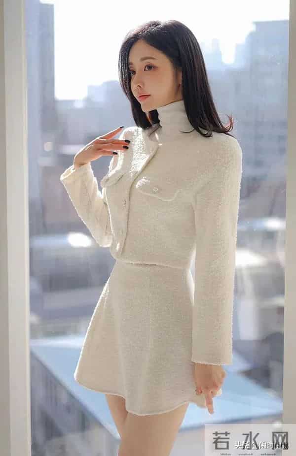 米白套装缀珍珠纽扣，配短裙高跟鞋，简约优雅。