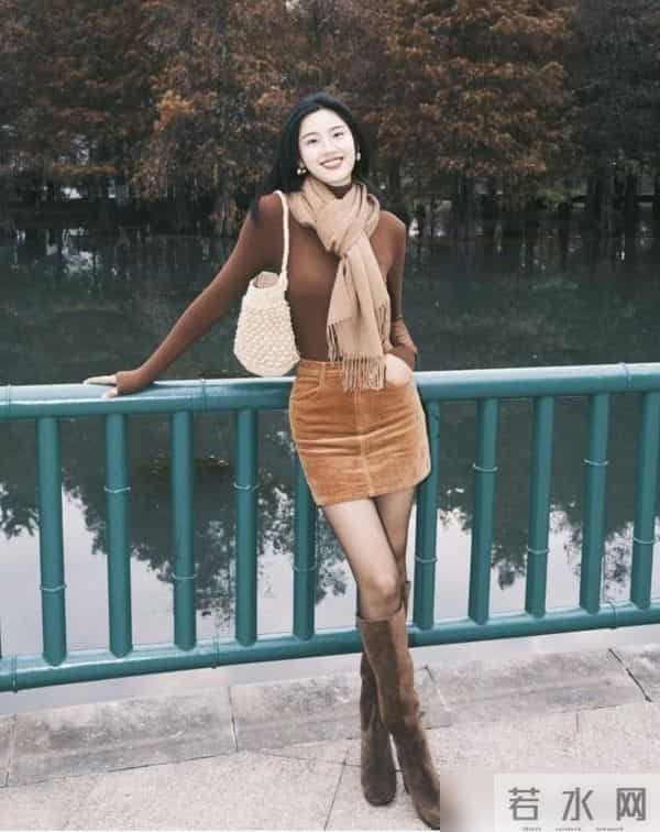 今年秋冬的流行色，为什么非“棕色”莫属？看完上海街拍就知道了