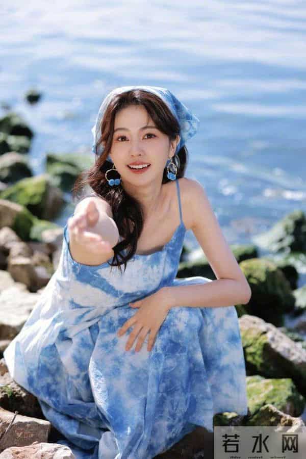 刘亦菲和景甜高端甜美的穿搭，不如白鹿扎染吊带裙清新减龄又时尚