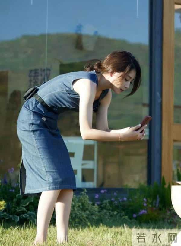 46岁殷桃又在穿搭上做减法，牛仔裙+帽子+长卷发，高级感轻而易举