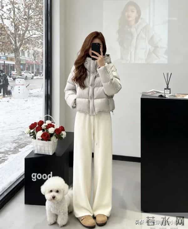 「白色阔腿裤+羽绒服」冬季最火穿搭CP，太美太时髦了！