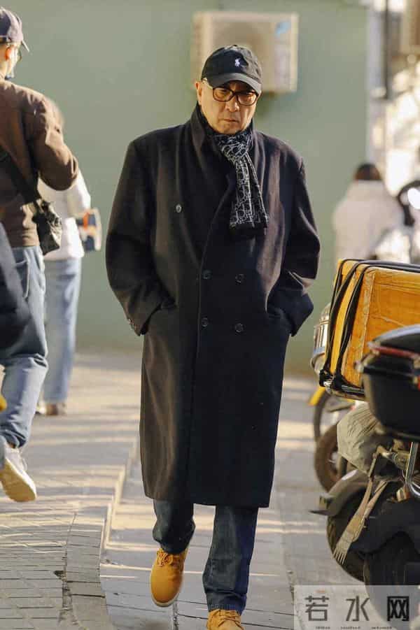 “上海爷叔”太会穿了：大衣配围巾，爱戴帽子，看着时髦又有腔调