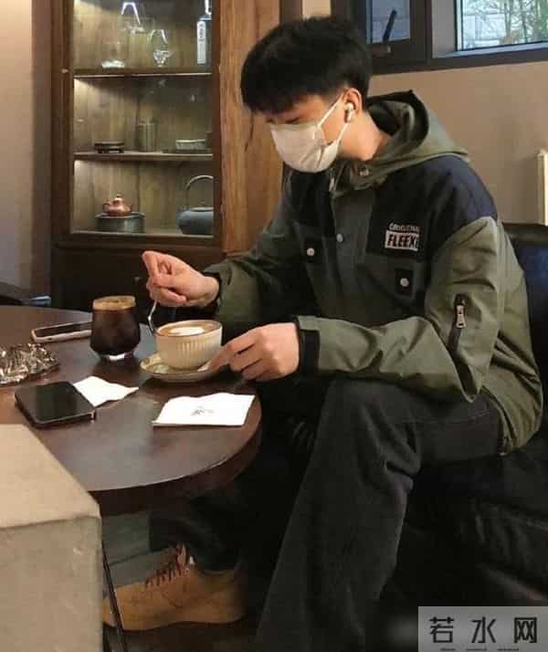 建议男人，今冬别穿羽绒服！换成“冲锋衣+工装裤”，又帅又年轻