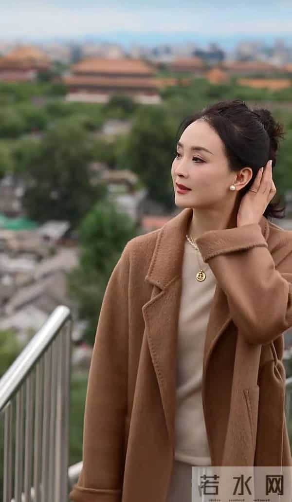 51岁王艳穿毛呢外套配阔腿裤，31岁青春模样让人羡慕