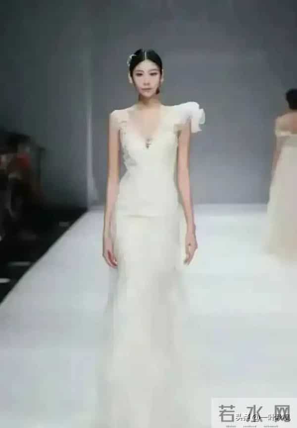 评委比模特还漂亮，身材简直是天花板，身材高挑，气质优雅迷人！