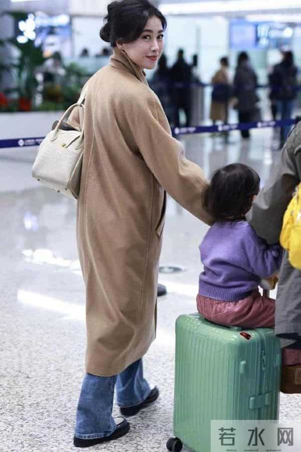 看了朱珠的穿搭，我悟了：秋冬大衣搭配颜色不过三，才更洋气显贵