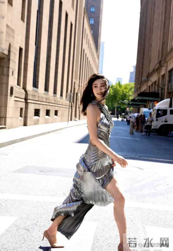 高开叉露背长裙好美