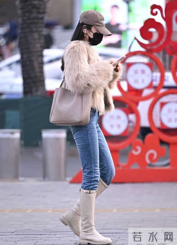 最近火了一种穿法，叫“牛仔裤+过膝靴”，时髦显腿长，回头率高